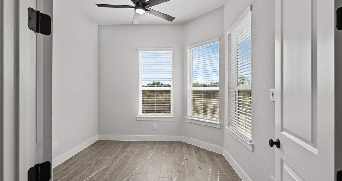 Spacious, unfurnished interior of a new home in Village at Three Oaks, Seguin (Image 19).