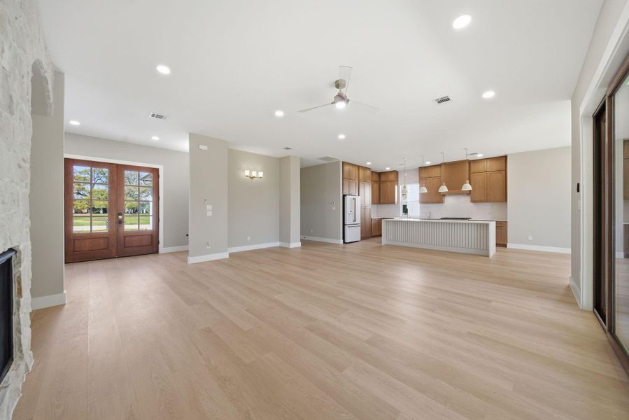 Spacious, unfurnished interior of a new home in , Tomball (Image 34).