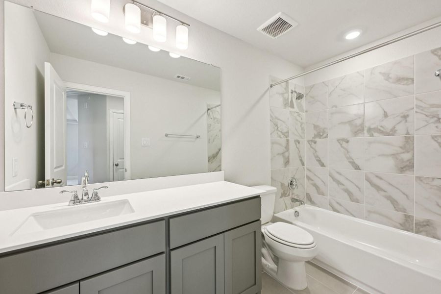 Furnished interior view inside a new home in Evergreen 40', Conroe (Image 15).