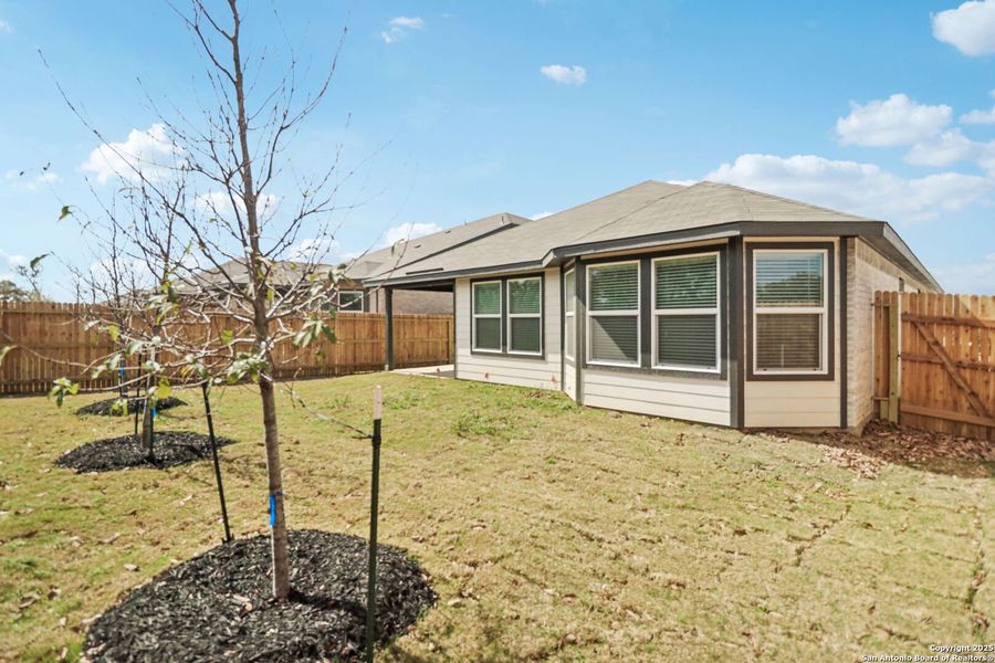 Exterior details and patio area of a home in Thomas Pond, San Antonio (Image 4).