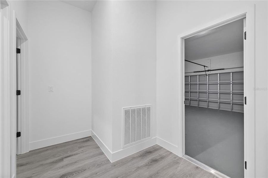 Spacious, unfurnished interior of a new home in , Ocala (Image 25).