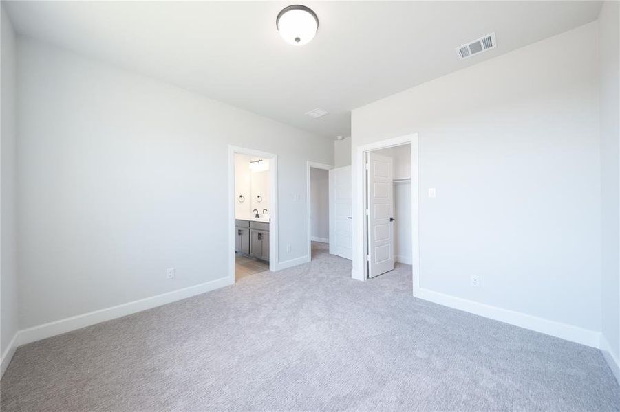 Spacious, unfurnished interior of a new home in Heath Golf and Yacht Club, Heath (Image 28).