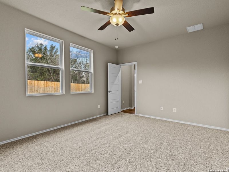 Spacious, unfurnished interior of a new home in Royal Crest, San Antonio (Image 24).