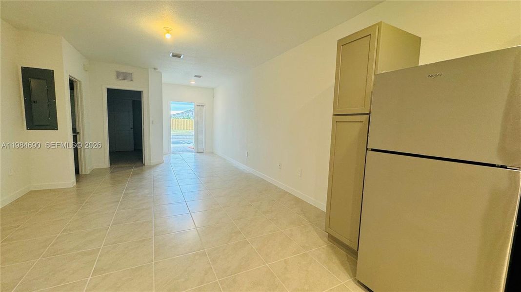 Spacious, unfurnished interior of a new home in , Florida City (Image 18).