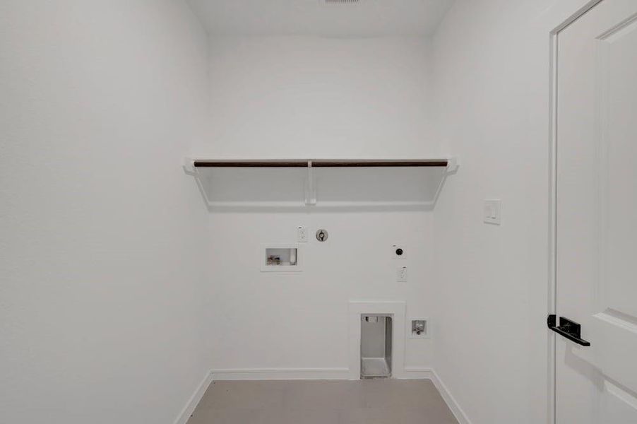 Spacious, unfurnished interior of a new home in Sundance Cove, Crosby (Image 30).