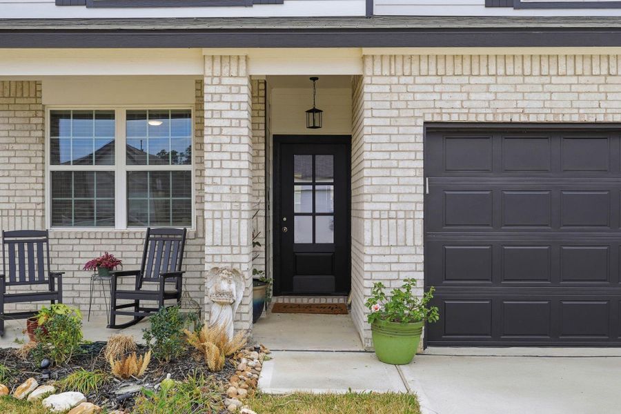 Exterior details and patio area of a home in Hunter's Creek, Huntsville (Image 3).