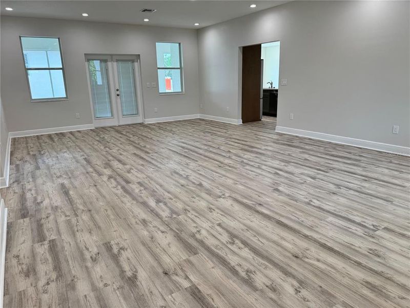 Spacious, unfurnished interior of a new home in , Dade City (Image 41).