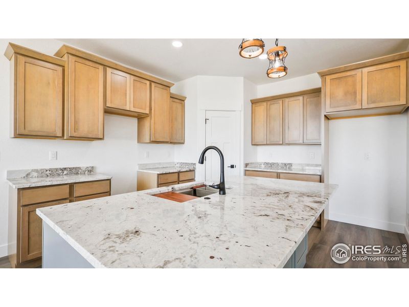 Large quartz kitchen island Large quartz kitchen island