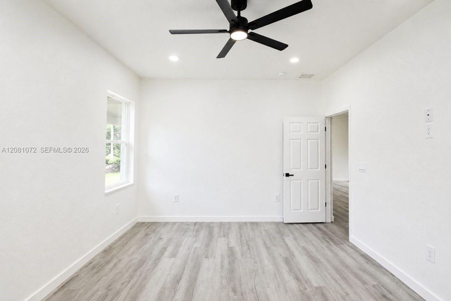 Spacious, unfurnished interior of a new home in , Sebring (Image 23).