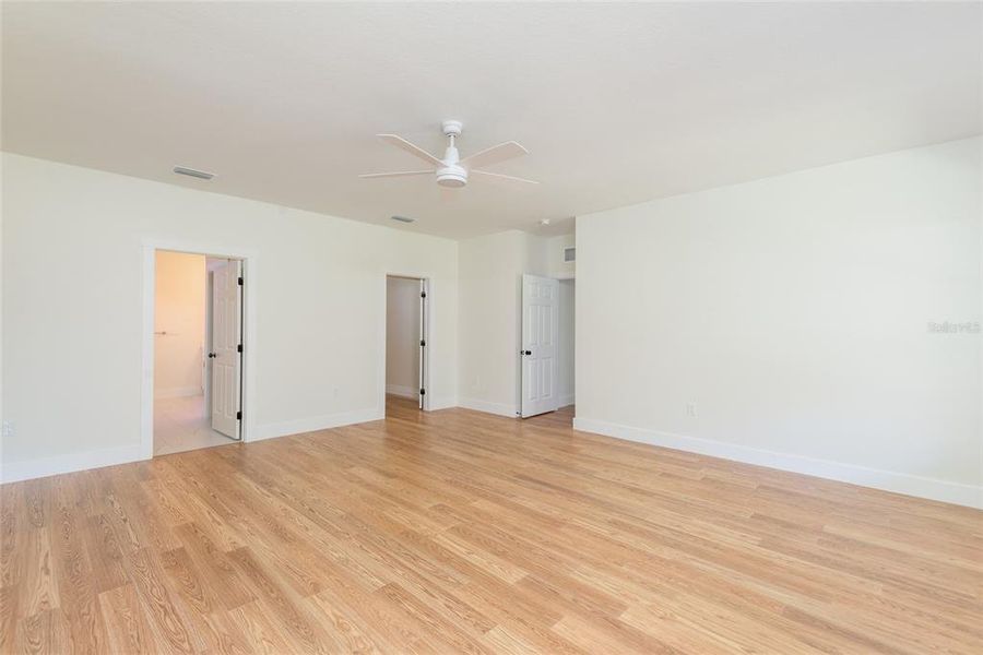 Spacious, unfurnished interior of a new home in , Tampa (Image 31).