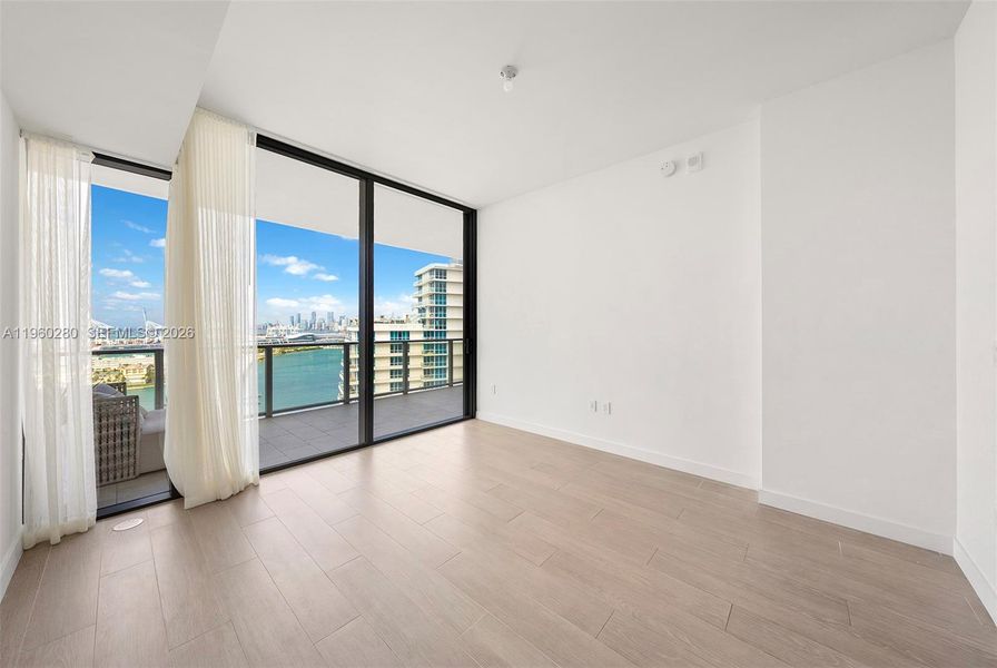 Spacious, unfurnished interior of a new home in , Miami Beach (Image 24).