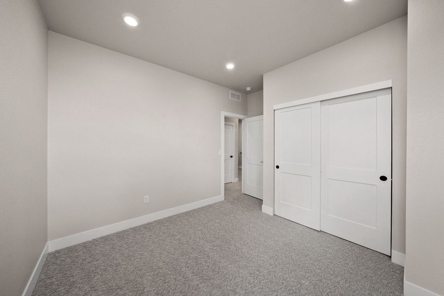 Spacious, unfurnished interior of a new home in Trumark Homes at Sterling Ranch, Littleton (Image 34).