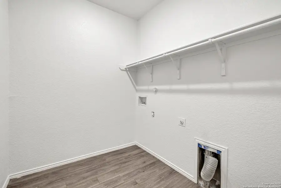 Spacious, unfurnished interior of a new home in Blue Ridge Ranch, San Antonio (Image 11).