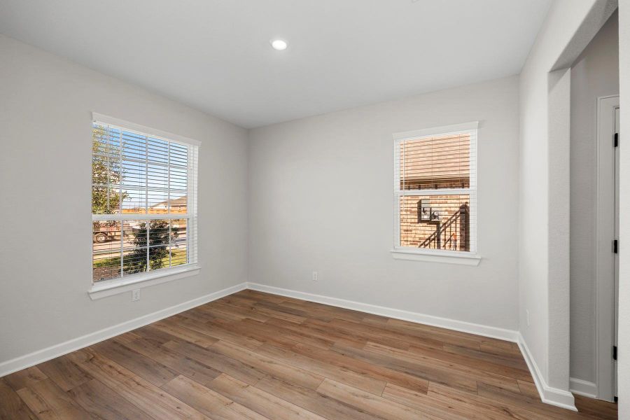 Spacious, unfurnished interior of a new home in Sunterra, Katy (Image 8).