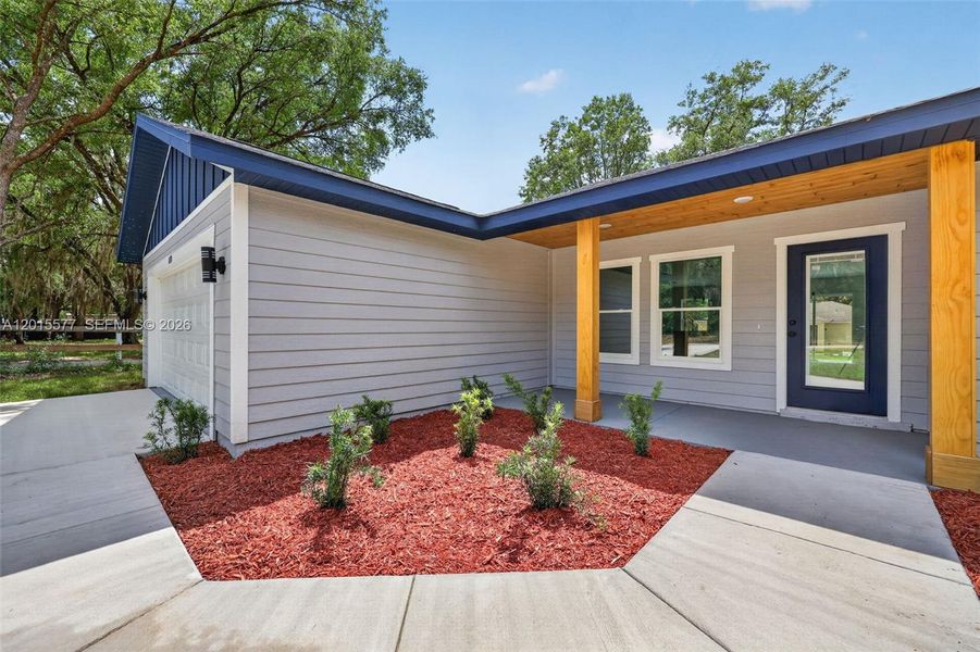 Exterior details and patio area of a home in , Dunnellon (Image 3).