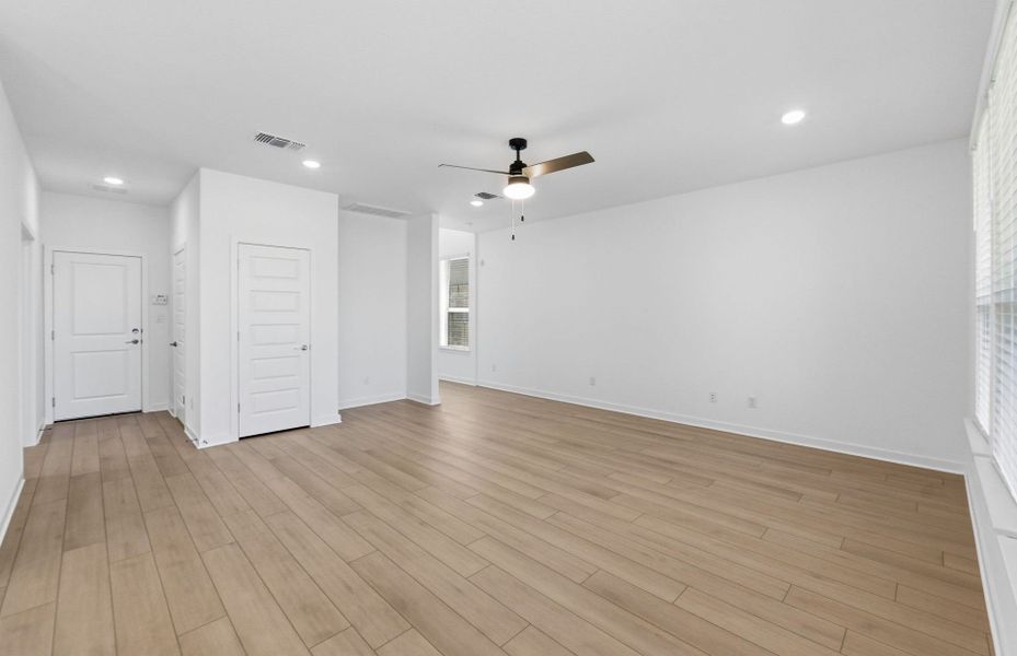 Spacious, unfurnished interior of a new home in Wolf Ranch, Georgetown (Image 37).
