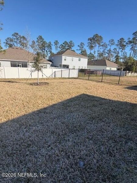 Exterior details and patio area of a home in Hyland Trail, Green Cove Springs (Image 3).