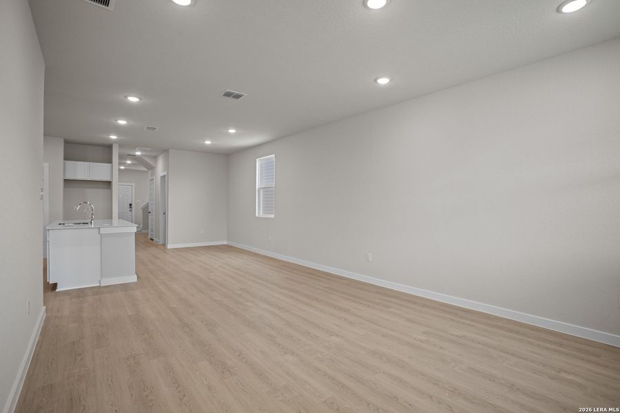 Spacious, unfurnished interior of a new home in Mesa Vista, San Antonio (Image 17).