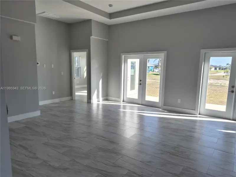 Spacious, unfurnished interior of a new home in , Cape Coral (Image 13).