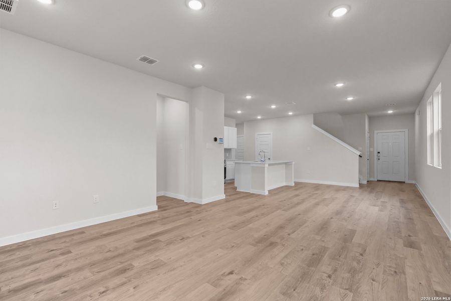 Spacious, unfurnished interior of a new home in Mesa Vista, San Antonio (Image 22).