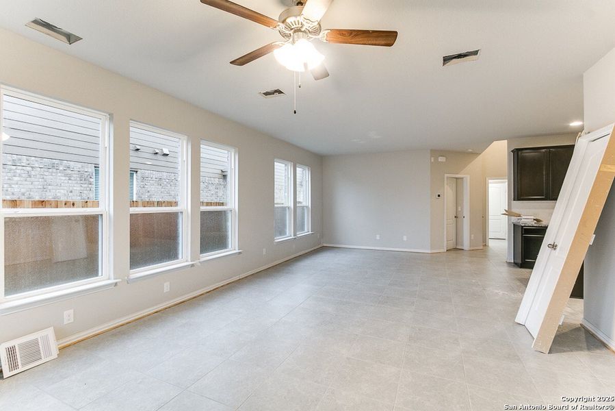 Spacious, unfurnished interior of a new home in Homestead, Schertz (Image 8).