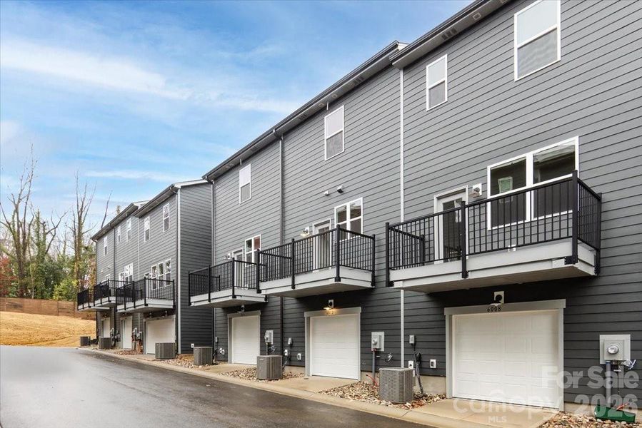 Rea load garage and outdoor living