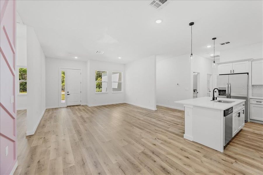 Spacious, unfurnished interior of a new home in , Citrus Springs (Image 12).