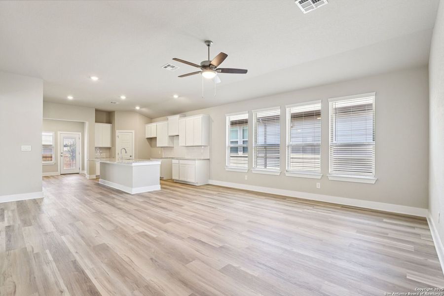 Spacious, unfurnished interior of a new home in Catalina, Converse (Image 24).