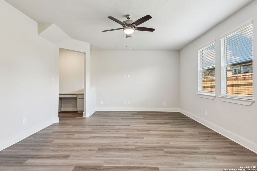 Spacious, unfurnished interior of a new home in Thomas Pond, San Antonio (Image 16).