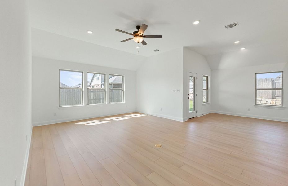 Spacious, unfurnished interior of a new home in Crescent Bluff, Georgetown (Image 23).