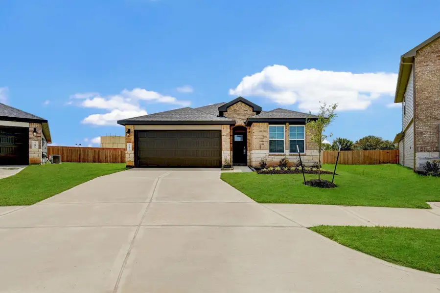 Front exterior of a new home in Sorrento, Richmond, TX, highlighting curb appeal (Image 1). Front exterior of a new home in Sorrento, Richmond, TX, highlighting curb appeal (Image 1).