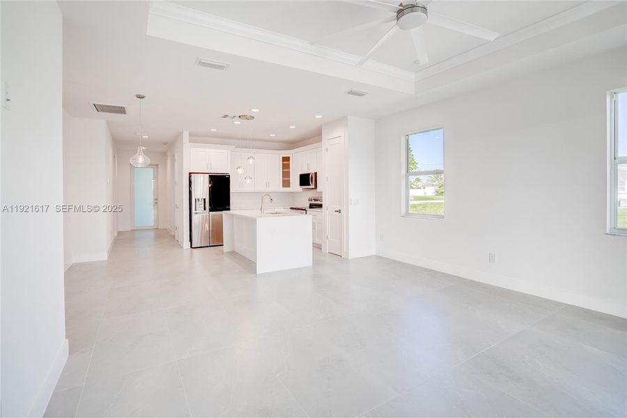 Spacious, unfurnished interior of a new home in , Cape Coral (Image 14).