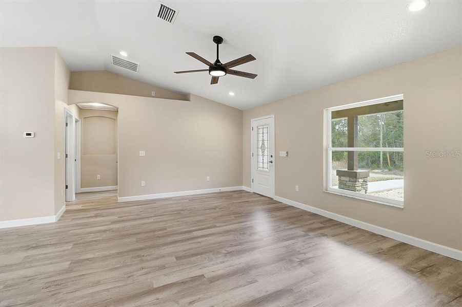 Spacious, unfurnished interior of a new home in , Citrus Springs (Image 28).