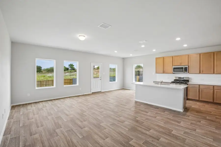 Spacious, unfurnished interior of a new home in Cloverleaf, Austin (Image 14).