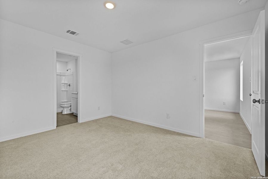 Spacious, unfurnished interior of a new home in Spring Grove, St. Hedwig (Image 19).