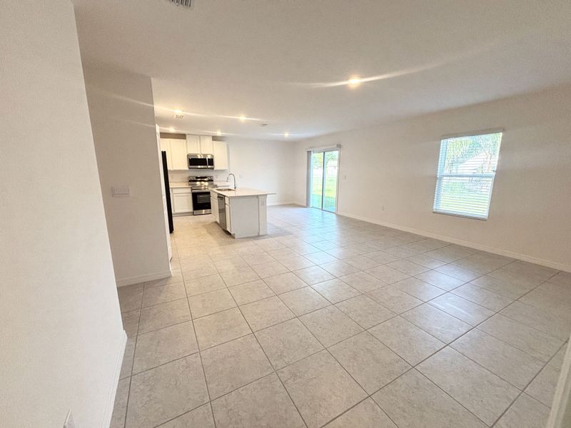 Spacious, unfurnished interior of a new home in Poinciana, Poinciana (Image 6).