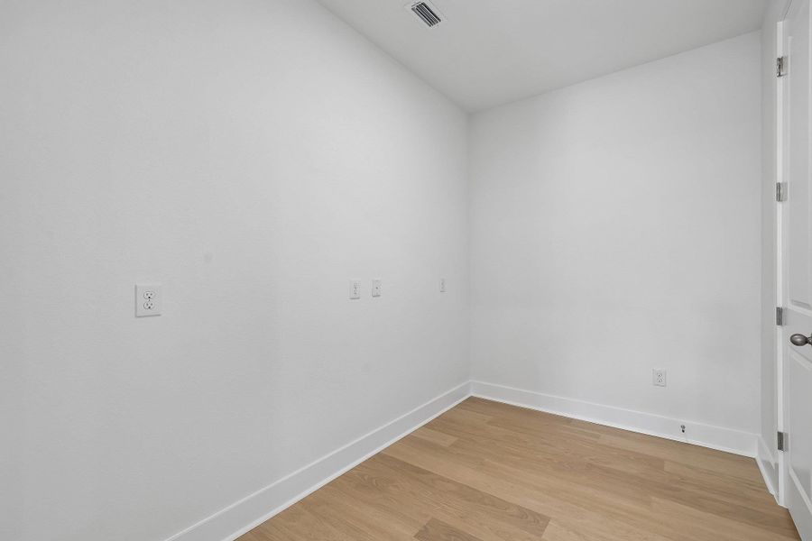 Spacious, unfurnished interior of a new home in Persimmon, Buda (Image 16). Spacious, unfurnished interior of a new home in Persimmon, Buda (Image 16).