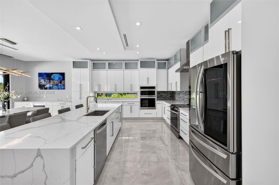 Chef's kitchen w/ counter seating, quartz waterfalls, 2 ovens, pot filler, tons of storage, KraftMaid cabinets