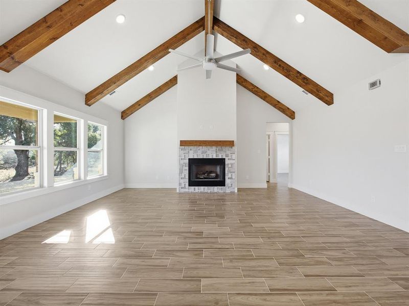 Spacious, unfurnished interior of a new home in , Weatherford (Image 25).