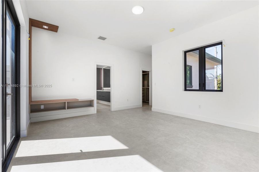 Spacious, unfurnished interior of a new home in , Coral Gables (Image 21).