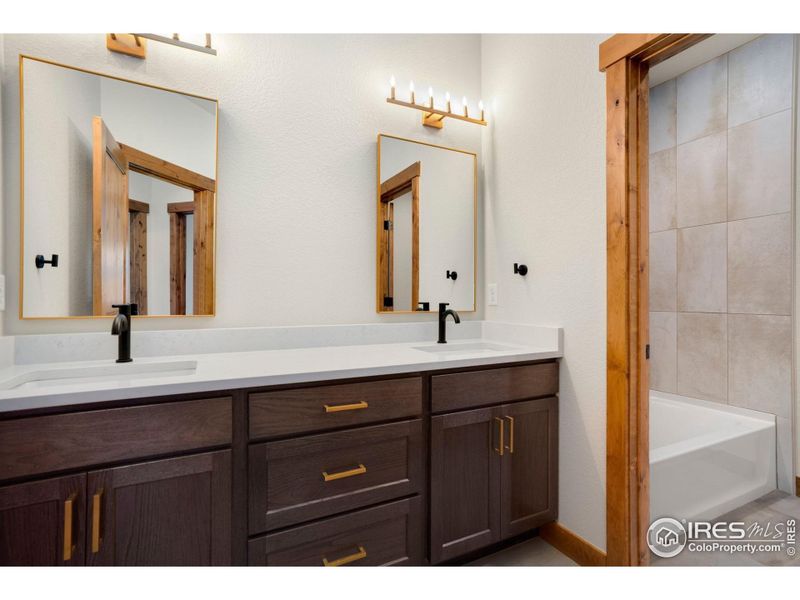 Upstairs full bathroom