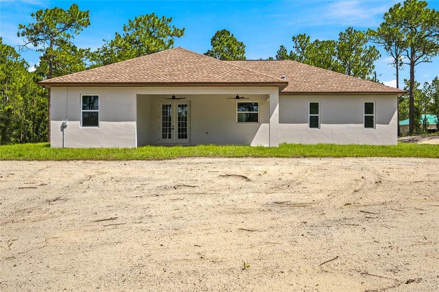 Exterior details and patio area of a home in , Dunnellon (Image 28).