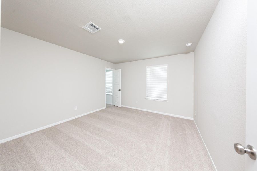 Spacious, unfurnished interior of a new home in Mackenzie Creek, Conroe (Image 15).