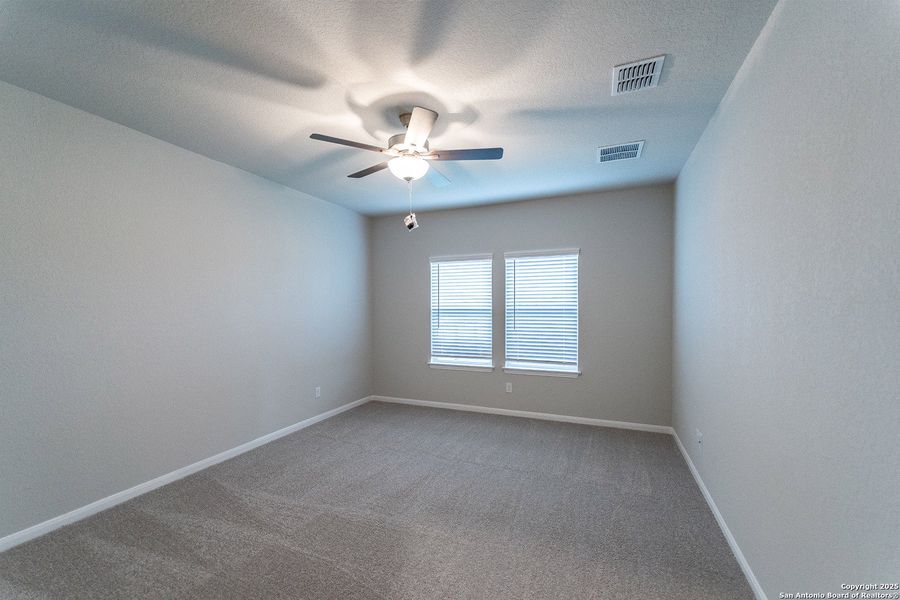 Spacious, unfurnished interior of a new home in Cloud Country, New Braunfels (Image 11).
