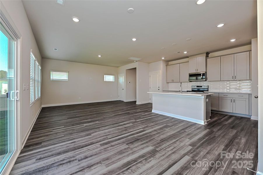 Spacious, unfurnished interior of a new home in Buffalo Ridge, Newton (Image 12).
