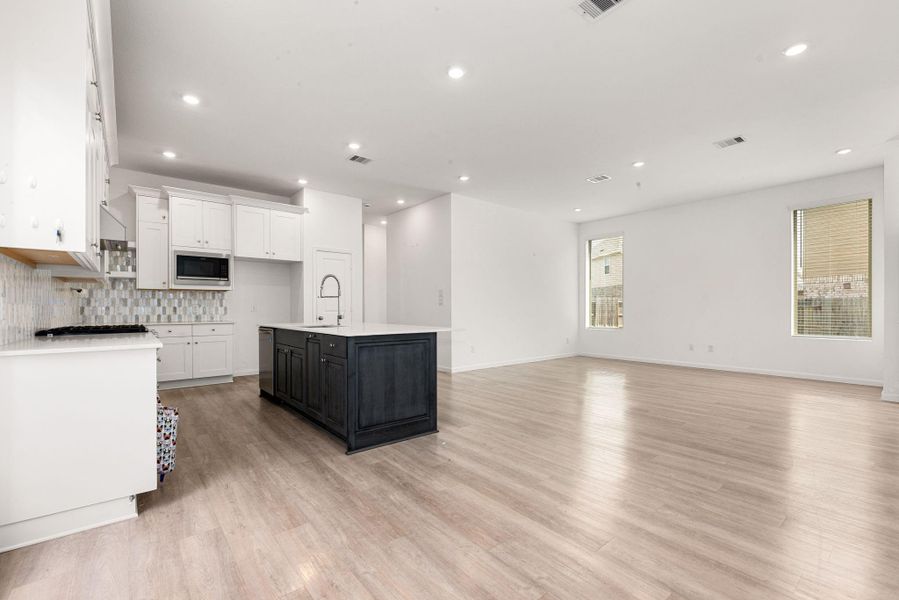 Spacious, unfurnished interior of a new home in Sunterra, Katy (Image 16).