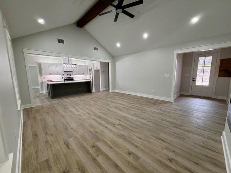 Spacious, unfurnished interior of a new home in , Mineola (Image 25).
