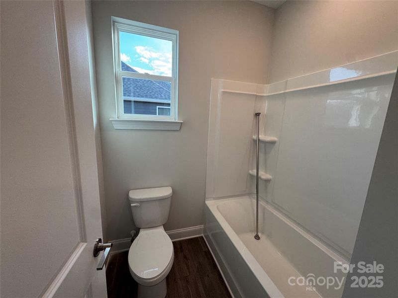 Shared bath between two secondary bedrooms