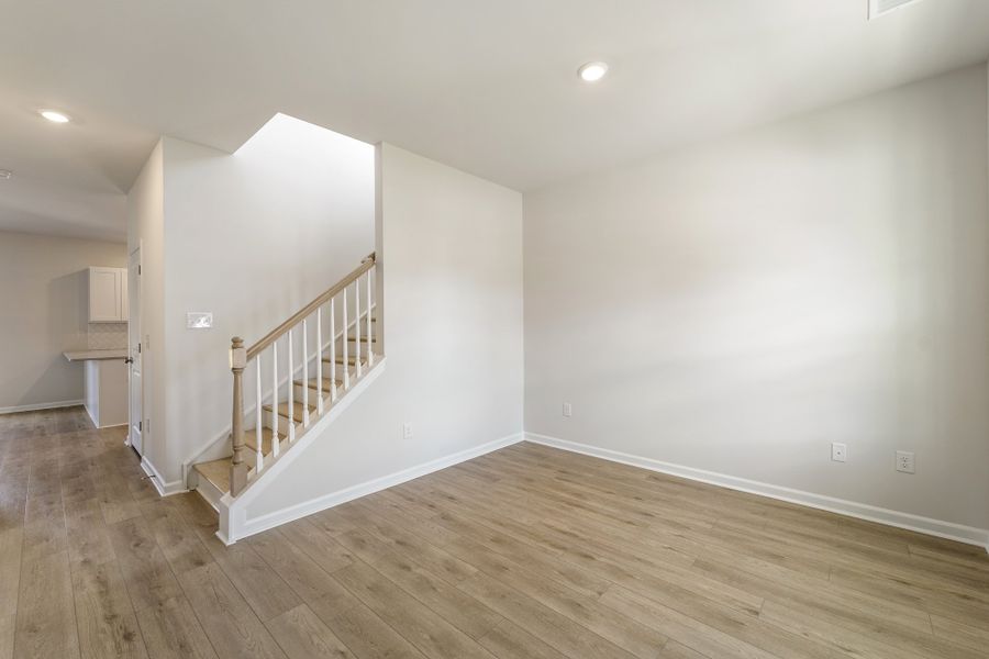 Spacious, unfurnished interior of a new home in Richmond Hill, Inman (Image 12).