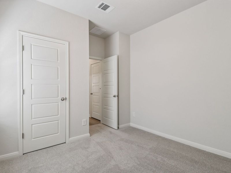 Spacious, unfurnished interior of a new home in Lark Canyon, New Braunfels (Image 21).